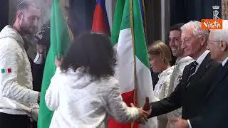 Mattarella consegna la Bandiera tricolore agli atleti olimpici di Milano-Cortina