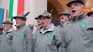 Coro alpini canta Inno Mameli a Palazzo Chigi, dopo "L'Italia chiamò" anche Meloni grida "Sì"