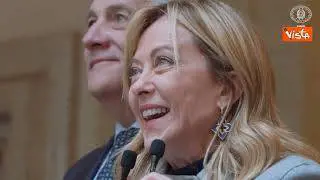 Meloni scherza coi dipendenti di Palazzo Chigi: Vi guardo negli occhi anche se altezza non mi aiuta