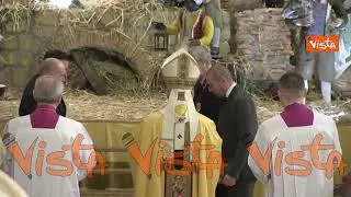Natale 2025, Papa Leone XIV porta il Bambin Gesù al presepe al termine della Messa in San Pietro