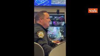 Gli agenti della Polizia di New York tracciano il viaggio di Babbo Natale sui monitor