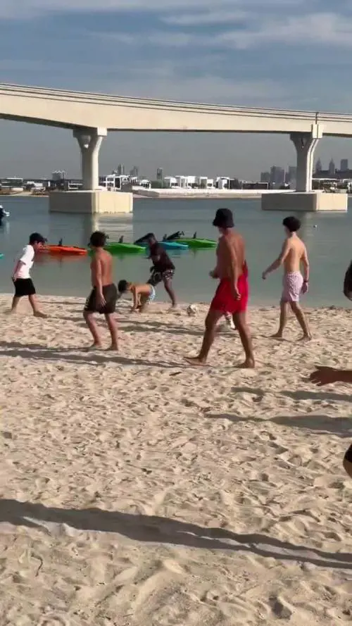 Lamine Yamal fa il fenomeno in spiaggia coi bambini a Dubai