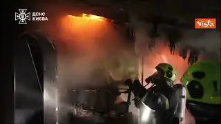 Attacco russo su Kiev, droni e missili contro i grattacieli. Le immagini dei soccorsi