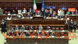 "Disastro Meloni", i cartelli del Pd in Aula dopo l'approvazione della manovra alla Camera