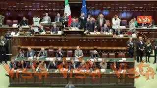 Manovra, gli applausi della maggioranza al momento dell'approvazione