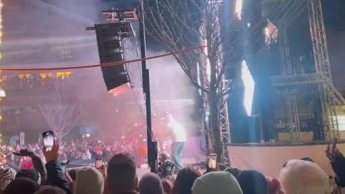 La festa in piazza prima dell'esplosione