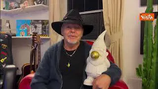 Gli auguri di Vasco Rossi con in braccio uno gnomo: Brindiamo al nuovo anno