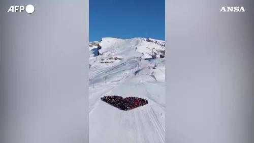 L'omaggio sulla pista da sci alle vittime del Crans-Montana