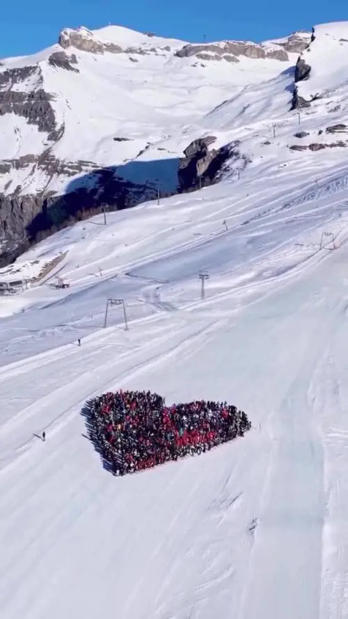 L'omaggio degli sciatori di Crans-Montana alle vittime di Le Constellation