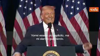 Trump imita atleta trans in una gara sollevamento pesi: Mia moglie odia se lo faccio