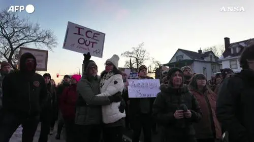 Minneapolis, cittadini in strada dopo l'uccisione di Renee Nicole Good