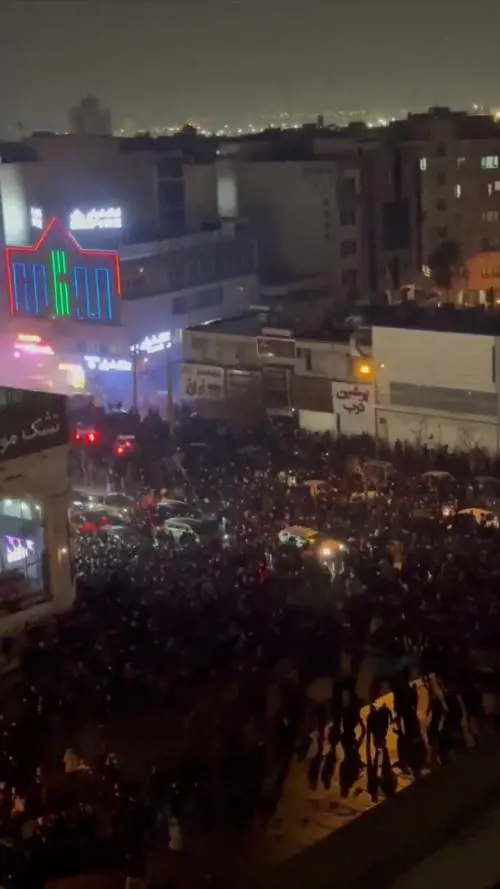 La rabbia degli iraniani in piazza: folla in strada a Teheran contro il regime dell'Ayatollah