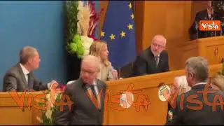 Meloni arriva alla conferenza stampa di inizio anno