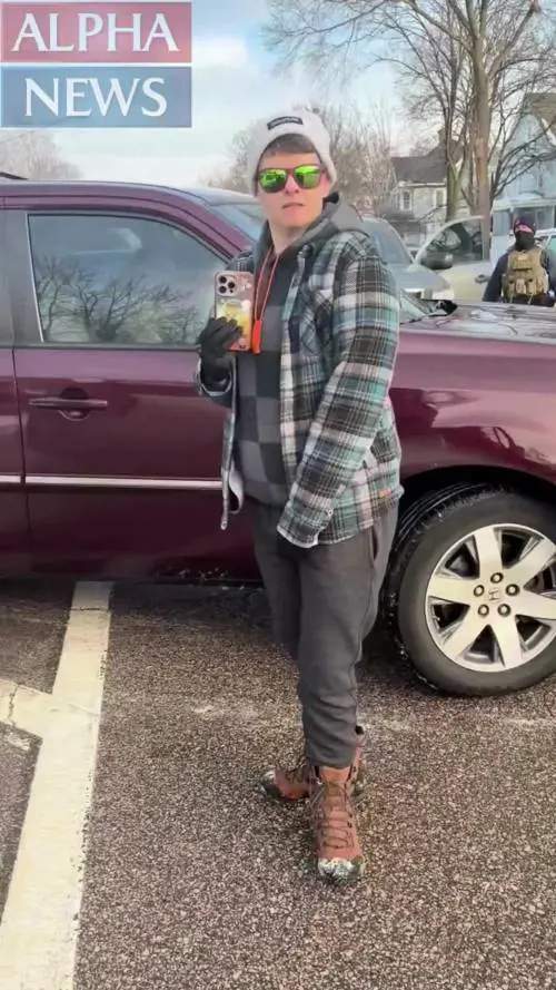 Minneapolis, spunta nuovo video girato dall'agente dell'Ice