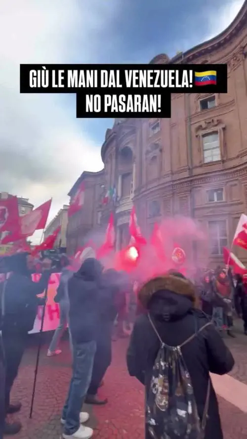 Bruciata bandiera Usa a Torino