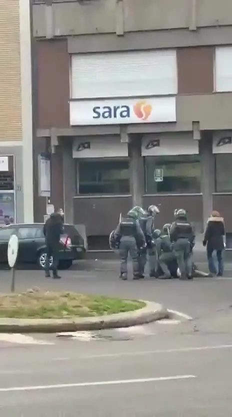 I tifosi di Como e Bologna vengono a contatto dopo il lancio di bottiglie di vetro: l'intervento provvidenziale della polizia