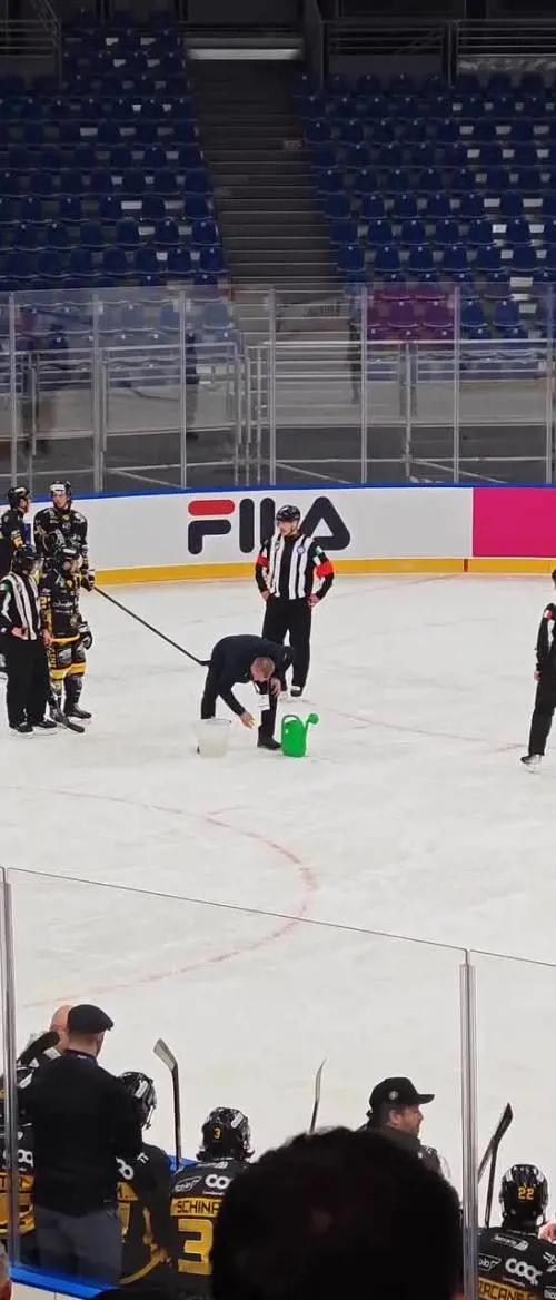 "Un buco sulla pista di hockey sul ghiaccio delle Olimpiadi"