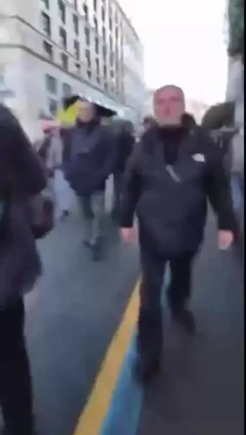 Insulti e minacce al corteo: offese del pro Mad Vasapollo a una donna sudamericana