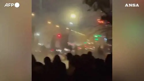 Teheran, la protesta non si spegne: manifestanti ancora in strada nonostante la repressione