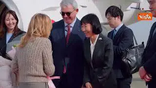 Meloni a Tokyo per incontrare premier Takaichi, l'arrivo all'aeroporto con la figlia Ginevra