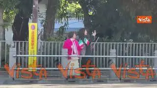 Cartello di auguri e bandierine italiane per la premier Meloni dai fan giapponesi fuori dal Kantei