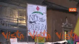 Presidio a favore del popolo iraniano in Piazza del Campidoglio, i manifestanti cantano "Bella Ciao"