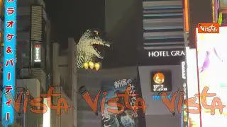 La Testa di Godzilla spunta dal palazzo del Toho Cinemas, a Tokyo