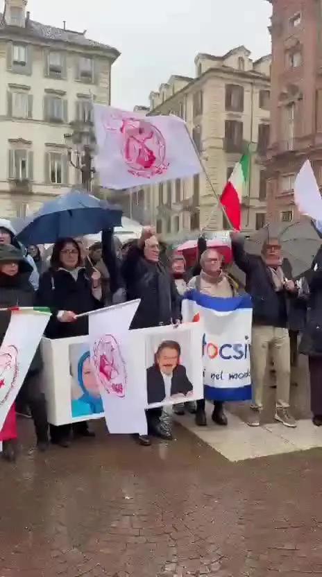 Iran, a Torino i "compagni del pianeta rosso" disertano la piazza - Il video