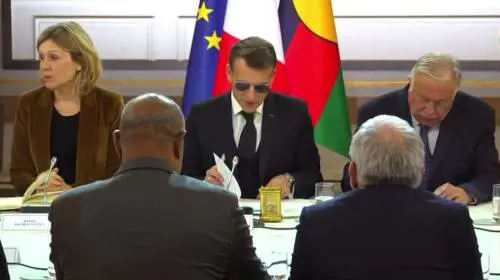 Macron col "nuovo" look: "È una cosa innocua"