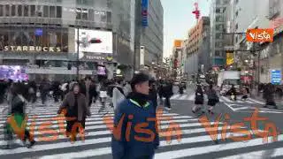All'incrocio di Shibuya a Tokyo, il più trafficato al mondo, scatta il verde la corsa per il selfie