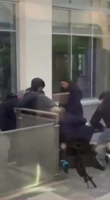 La brutale aggressione al capotreno da parte di un giovane senza biglietto