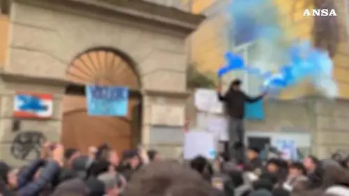 La Spezia, tensione all'ingresso dell'istituto di Aba