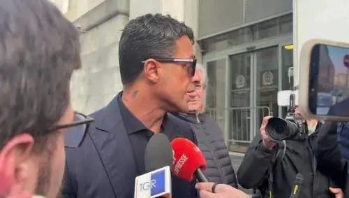 Fabrizio Corona dopo la denuncia di Mediaset: "Nessuna differenza con l'editto bulgaro di Berlusconi"