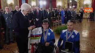 Mattarella riceve atleti paralimpici, l'abbraccio al Quirinale