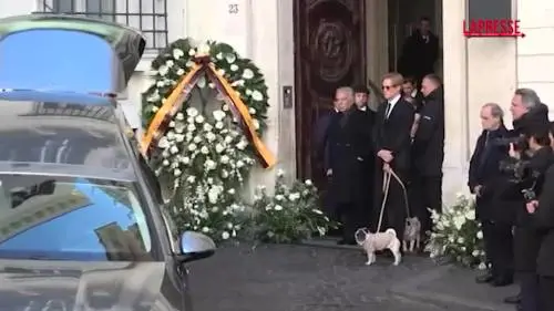 I funerali di Valentino: applausi all'uscita del feretro dalla camera ardente