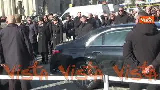 Funerali di Valentino, l'arrivo del feretro alla Basilica di Santa Maria degli Angeli a Roma
