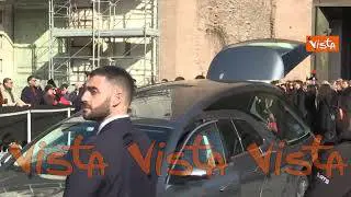 Funerali Valentino, l'applauso per il feretro all'uscita dalla Chiesa di Santa Maria degli Angeli