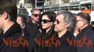 Anne Hathaway e il marito Adam Shulman ai funerali di Valentino a Roma