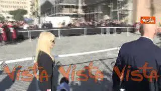 Donatella Versace ai funerali di Valentino a Roma