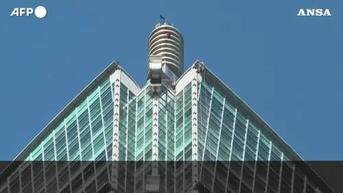 Il climber Alex Honnold scala il grattacielo Taipei 101 in free solo