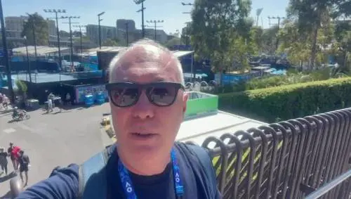 Creme solari 50+ e tram gratuiti per tutti: la Melbourne del tennis