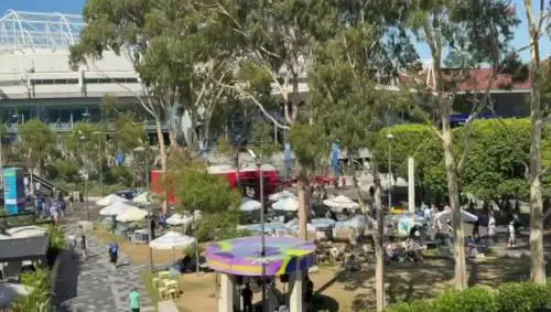 Creme solari 50+ e tram gratuiti per tutti: la Melbourne del tennis