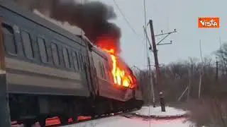 Guerra in Ucraina, droni russi colpiscono un treno passeggeri vicino a Kharkiv
