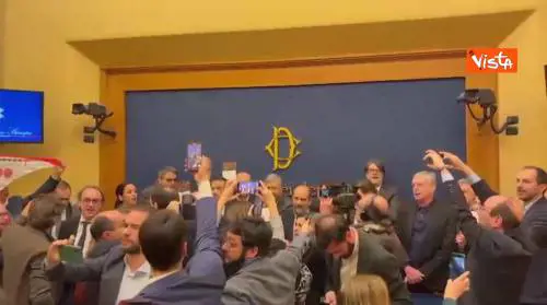 L'opposizione occupa la sala stampa della Camera e canta Bella Ciao
