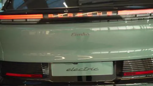 Cayenne, la svolta elettrica: Porsche porta il suo SUV nel futuro senza perdere il “carattere”