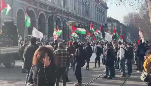Corteo pro-Aska a Torino: cori per Hannoun e accuse al "governo genocida"