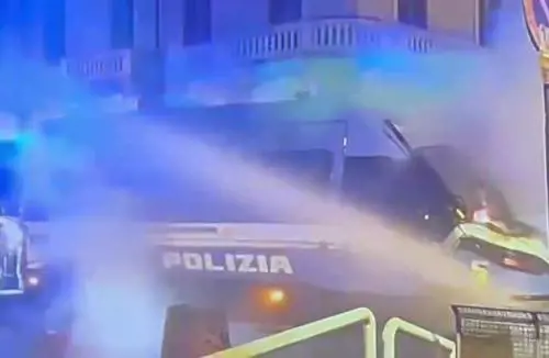 Scontri a Torino, camionetta della polizia data alle fiamme