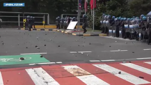 L'aggressione del minorenne pro Pal agli agenti