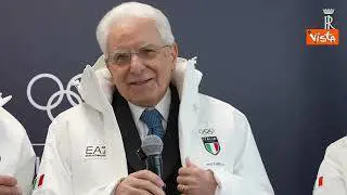 Mattarella riceve in dono dagli atleti il giaccone degli olimpiadi con il suo nome