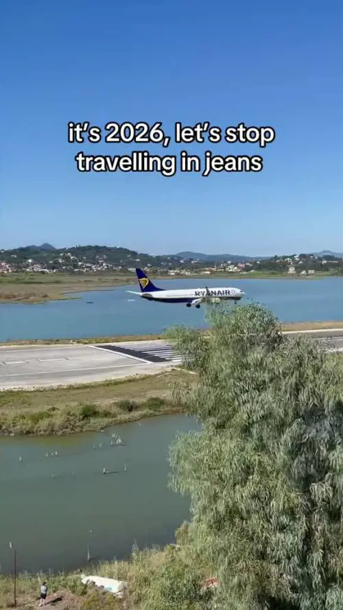Ryanair dichiara guerra al denim: il video contro i jeans